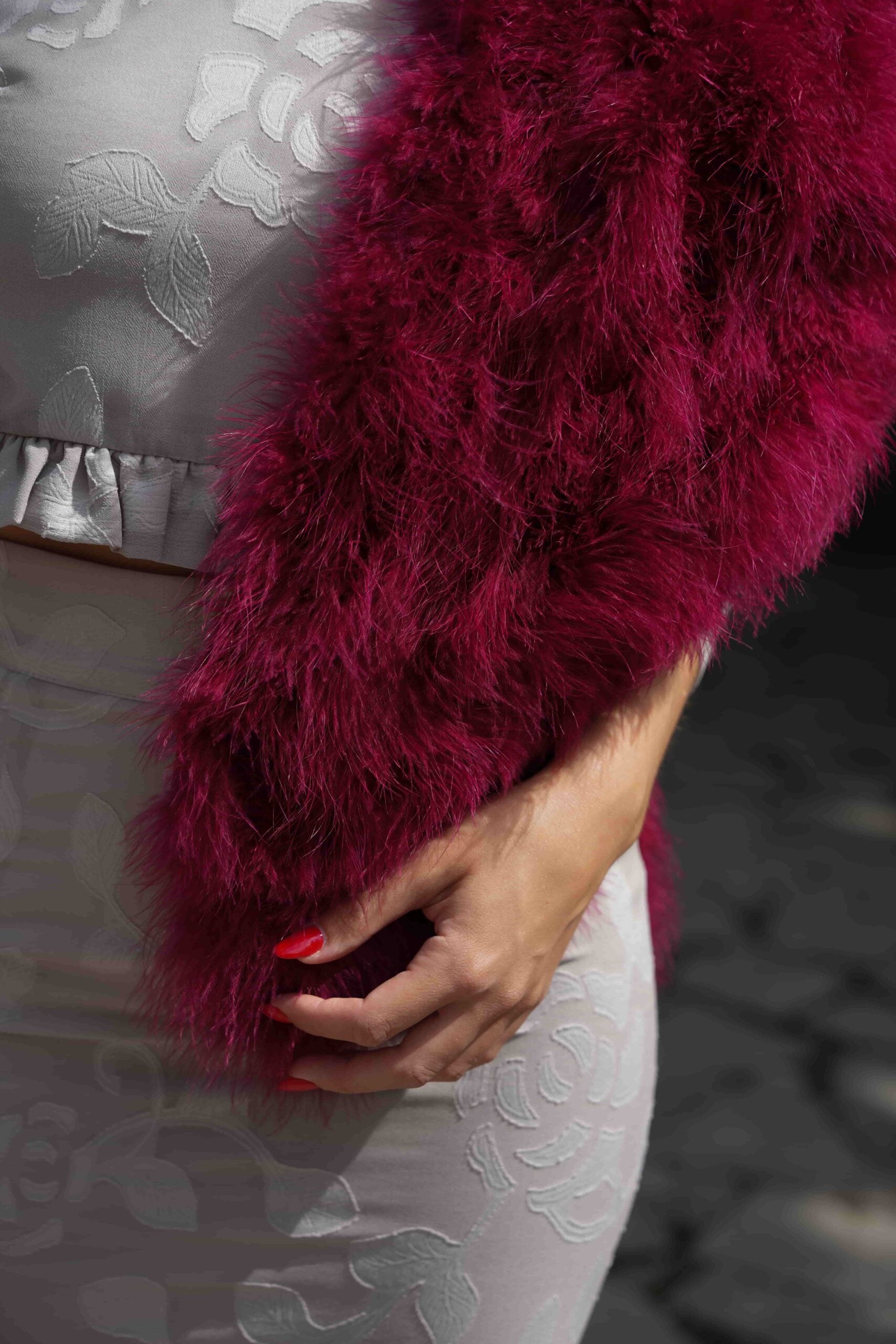 Capa de Plumas Granate